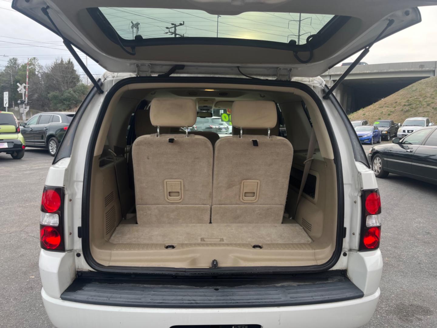 2009 WHITE Ford Explorer (1FMEU73E79U) with an 4.0 V6 engine, Automatic transmission, located at 5700 Curlew Drive, Norfolk, VA, 23502, (757) 455-6330, 36.841885, -76.209412 - Photo#15